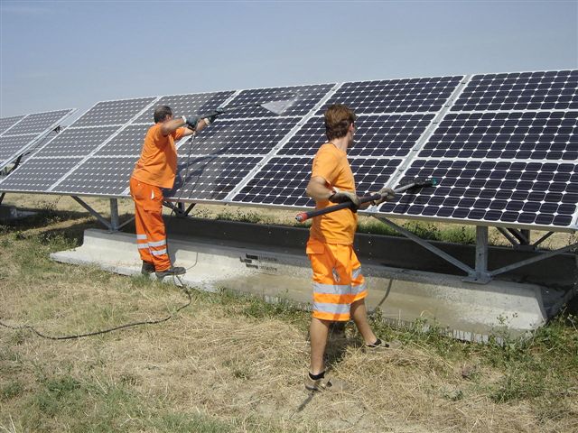 Operazione d lavaggio pannelli fotovoltaici sporchi